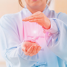 photodune-14038576-woman-doing-qi-gong-tai-chi-exercise-s_BEW_vierkant_220px